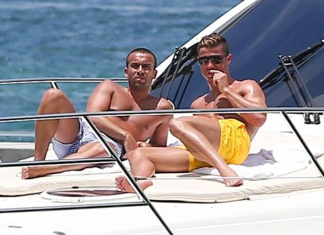 Cristiano Ronaldo on the luxury yacht with a kick-boxer